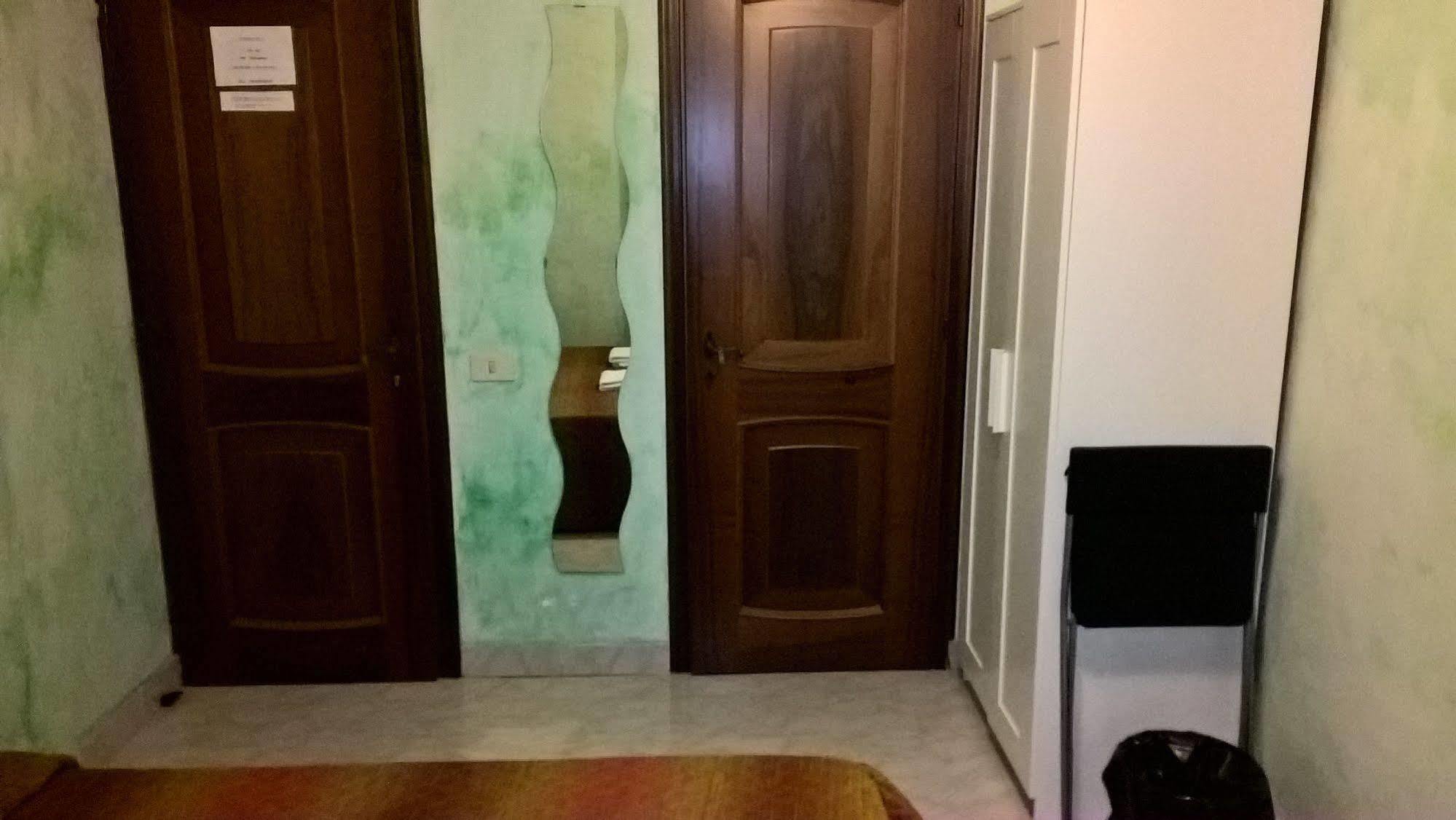 רומא Gigi Holiday Rooms מראה חיצוני תמונה