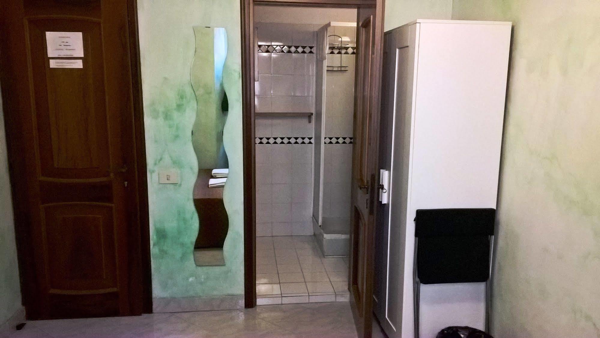 רומא Gigi Holiday Rooms מראה חיצוני תמונה